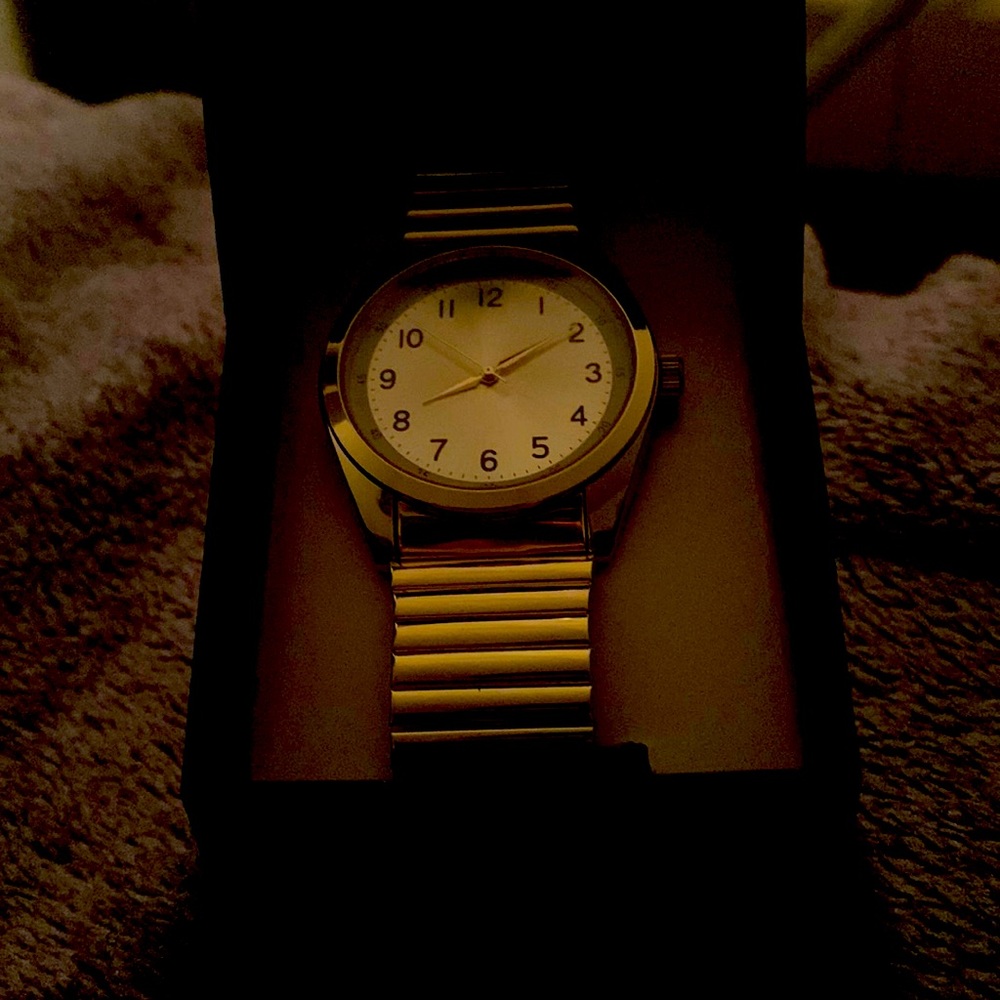 This a quality time piece. I nice gold watch
